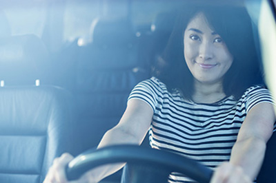 緊張して運転する女性