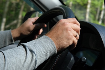 左ハンドルを運転するイメージ