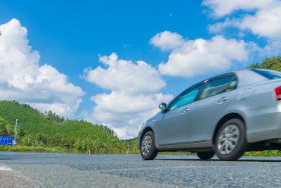 青空の下を走る車