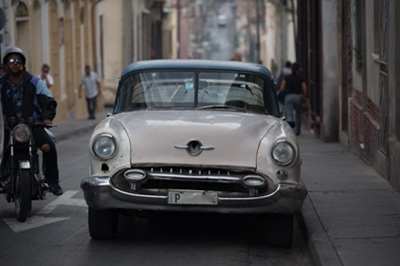 外国の路地を運転する外国の車